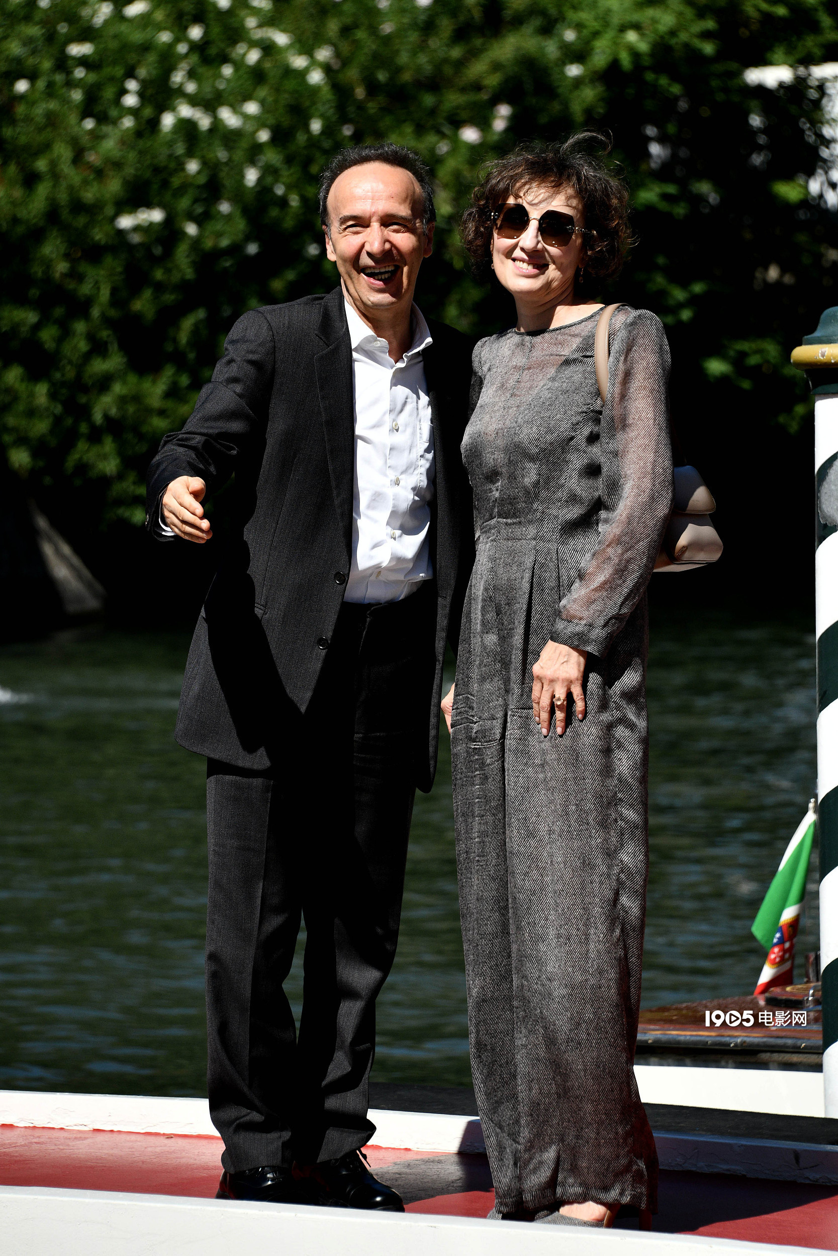 罗伯托·贝尼尼携妻亮相威尼斯 获终身成就金狮奖