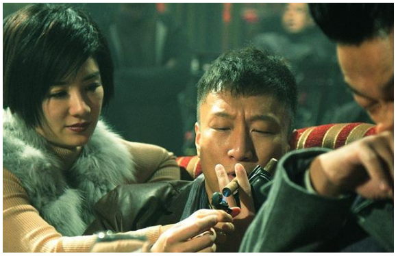 怎料"黎树昌"脑残过度,要张雷当面吸毒,否则生意就不谈.