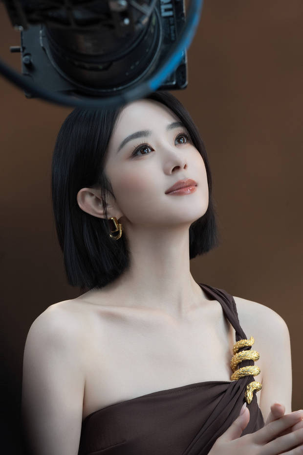 赵丽颖仰头,修长天鹅颈吸睛。