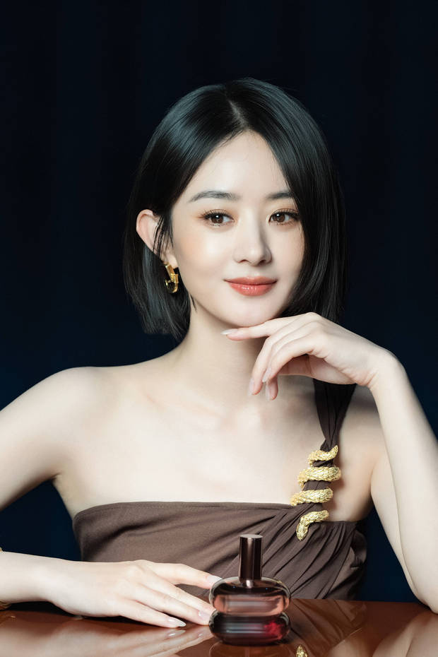 赵丽颖肌肤白皙,脸上流露出运筹帷幄的笑容。