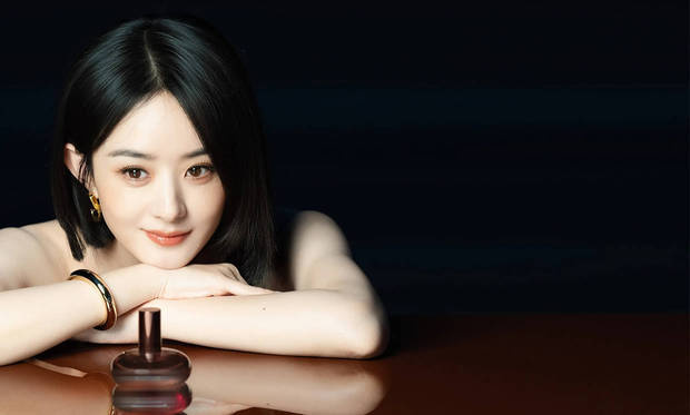 赵丽颖趴在桌子上,神态笃定。