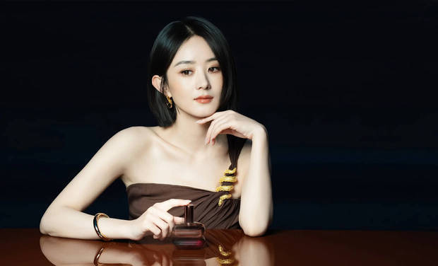 赵丽颖锁骨线条格外吸睛。