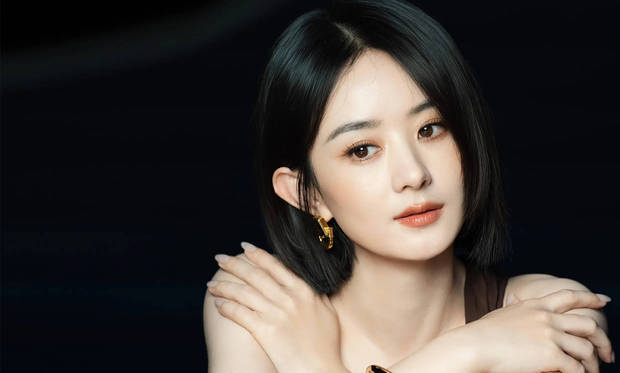 搜狐娱乐讯 8月4日,赵丽颖工作室在社交平台公开一组写真,照片里的赵丽颖笑容温柔,短发造型格外迷人。