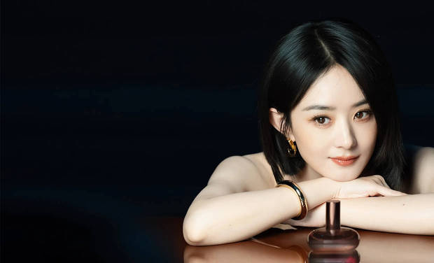 赵丽颖趴在桌上,优雅端庄。