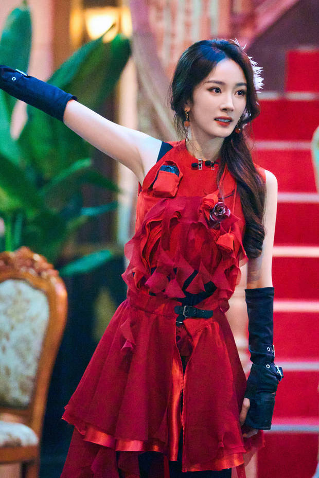 搜狐娱乐讯 近日,杨幂的一组美照爆出,图中,杨幂身着红色裙子,搭配黑色手套,手臂伸展,尽显飒爽。