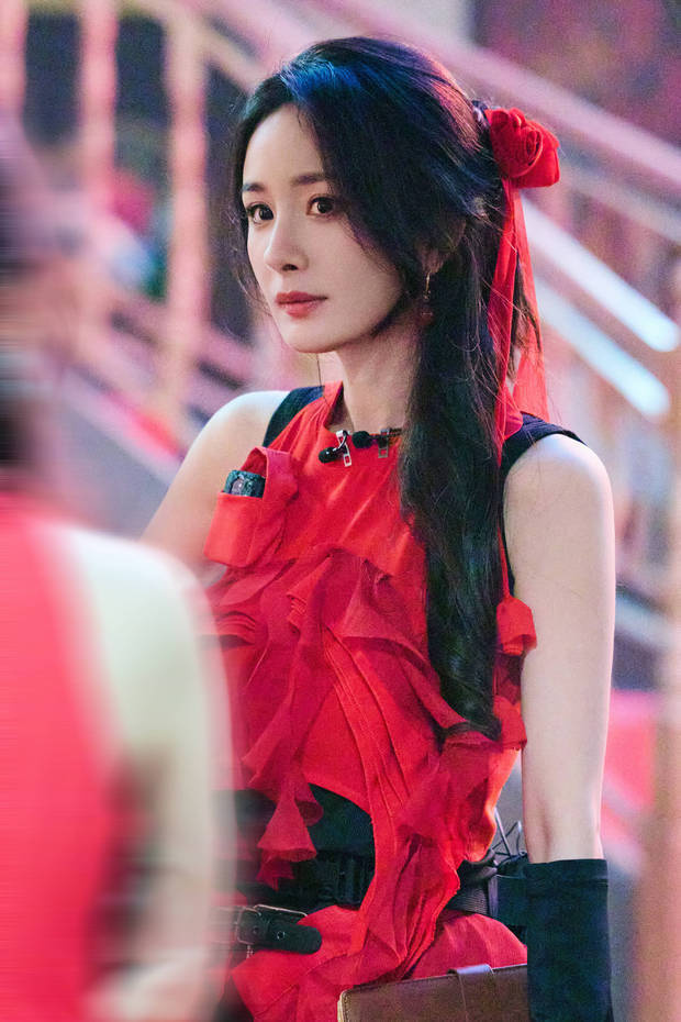 杨幂头戴红玫瑰,气质优雅。