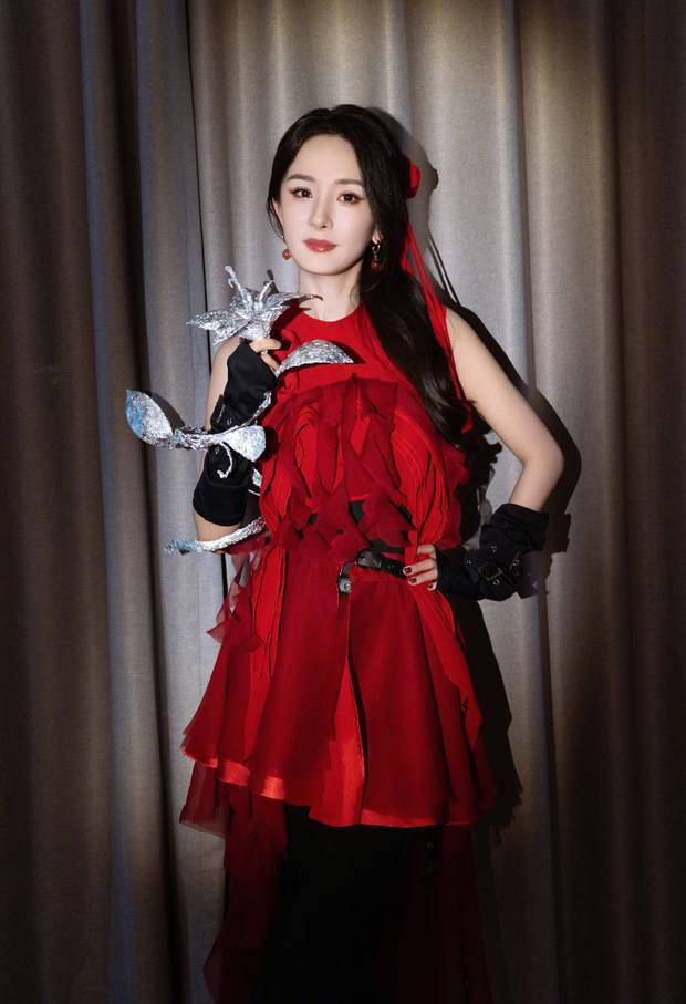 杨幂手拿银色花朵,姿态优雅。