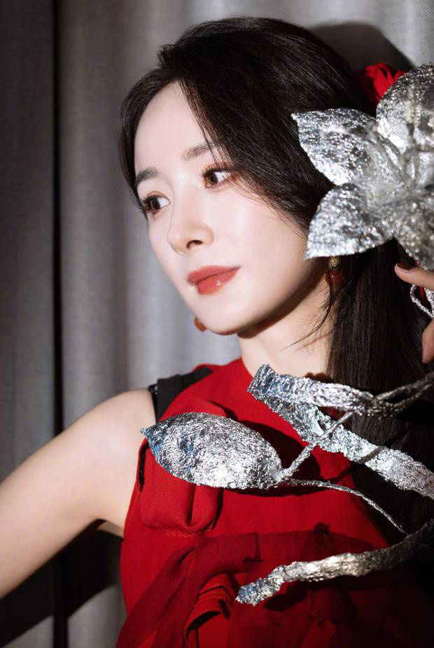 杨幂脸部线条优美。