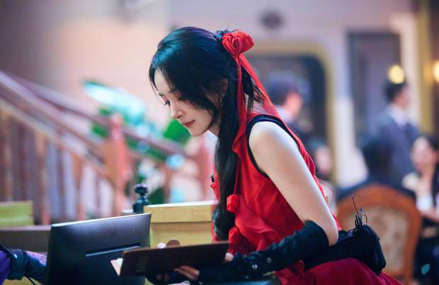 杨幂长发垂落,十分有气质。