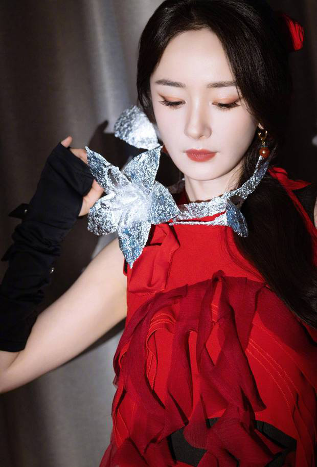 杨幂五官精致。