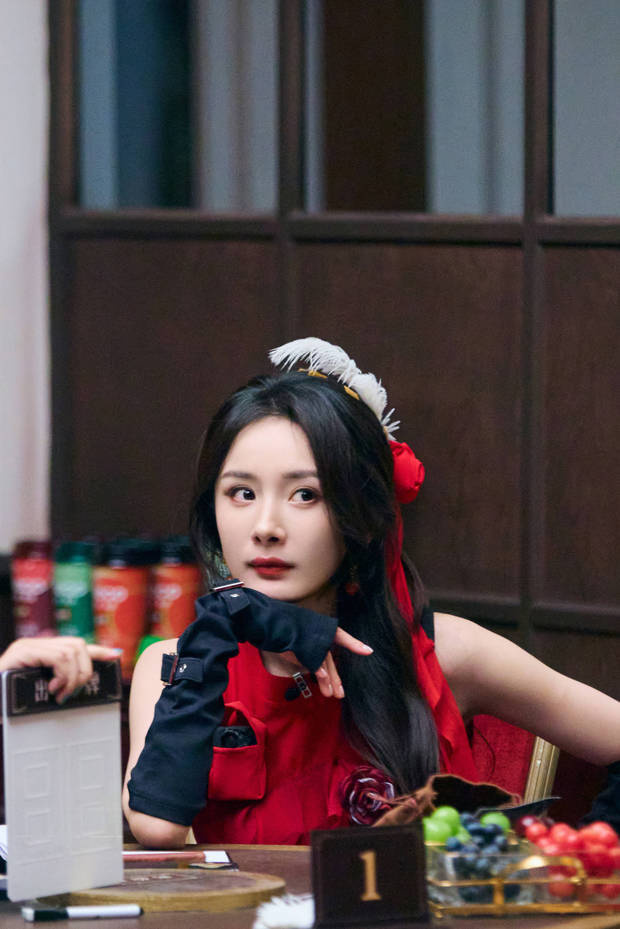 杨幂单手托腮,眼神专注。