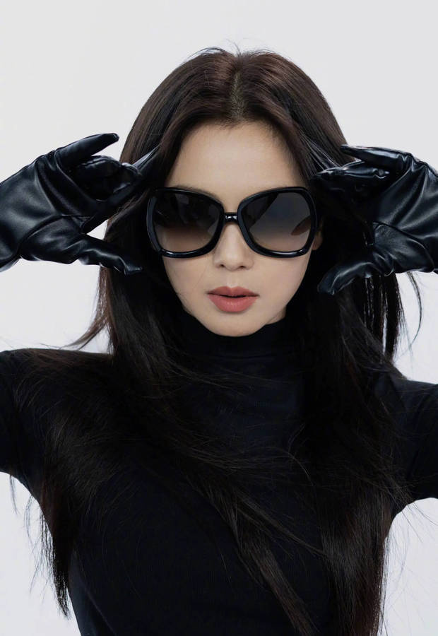 刘涛戴墨镜、皮手套又美又飒。