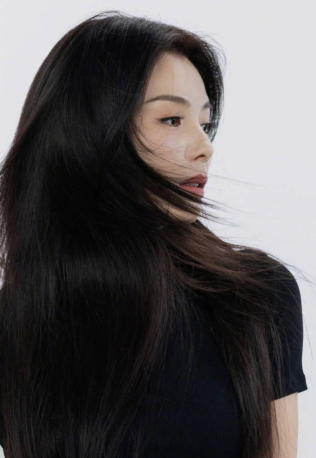 刘涛侧颜精致,状态在线。