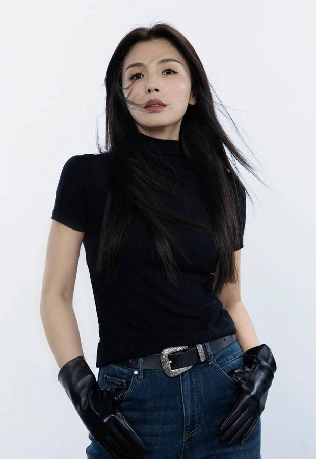 搜狐娱乐讯 1日,刘涛在社交平台上更新美照,并配文称:“黑长直九宫格打开九月的第一天!”