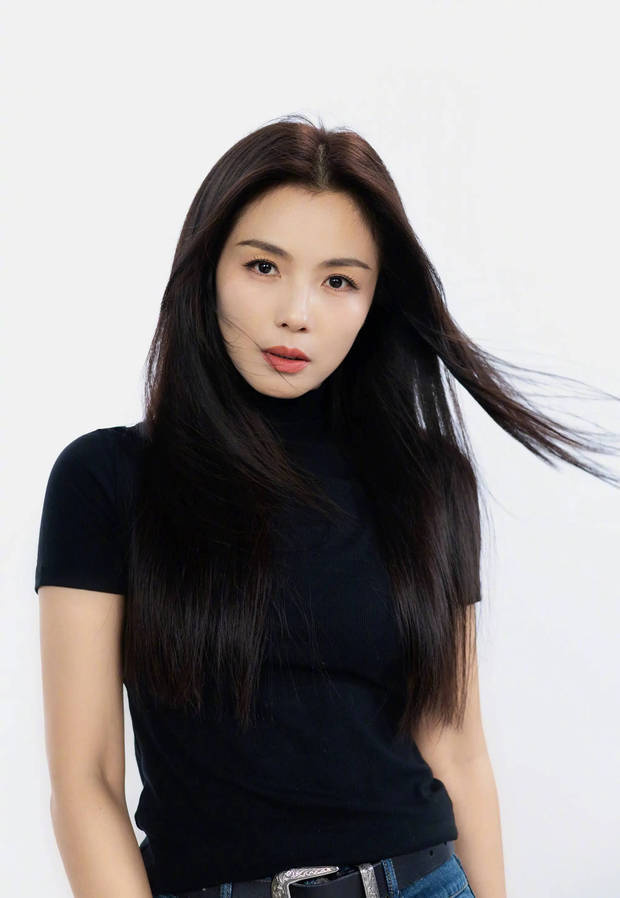 刘涛一头秀发飞扬,十分柔顺丝滑。