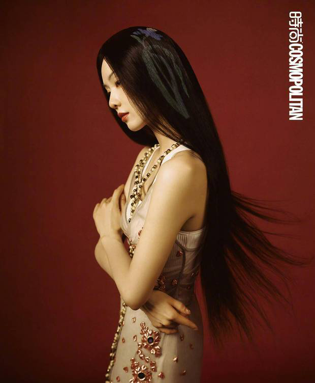 刘诗诗穿浅色吊带裙,秀发柔顺。