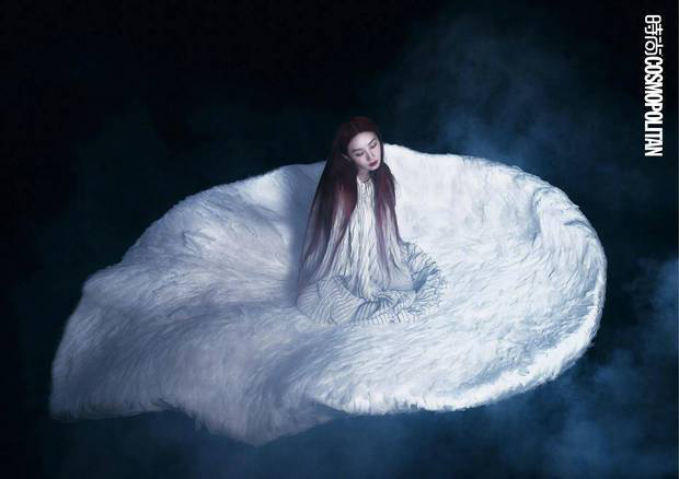 刘诗诗坐在巨大的白色毛绒 “羽翼” 上,画面梦幻。