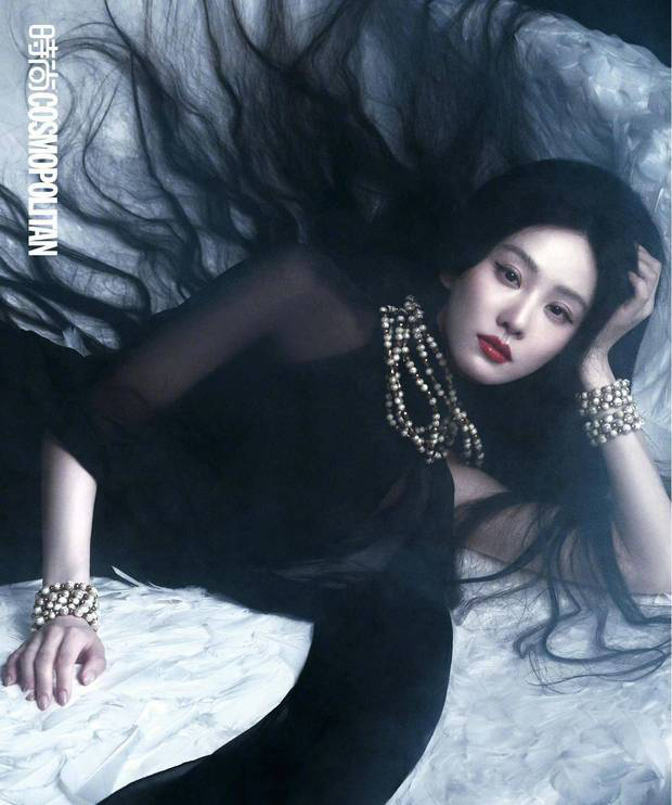 刘诗诗穿着黑色纱裙,发丝飞扬,神情妩媚。