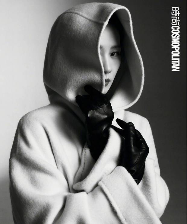 刘诗诗拿巨大帽子半遮面部,造型时尚简约。