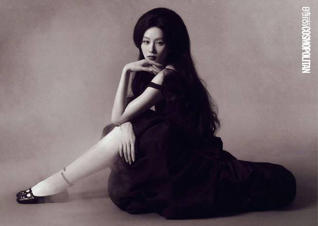 刘诗诗穿黑色长裙,造型优雅好似芭蕾舞者。