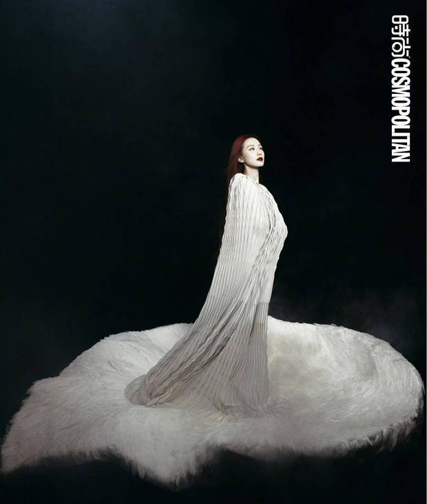 刘诗诗身穿白色长裙,独特神秘。