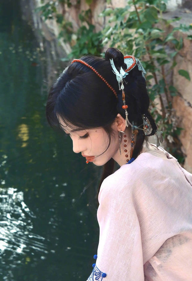 搜狐娱乐讯 9月6日,鞠婧祎在社交平台分享自己的剧组拍摄花絮,照片里的她穿粉色古装襦裙,俏皮活泼。