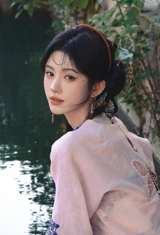 鞠婧祎回眸,宛如画中女郎。