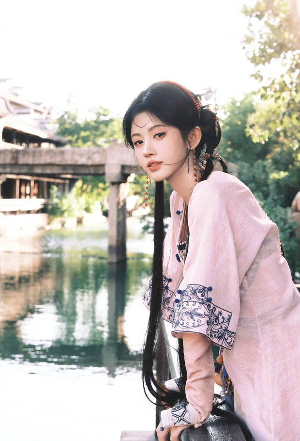 鞠婧祎灵动大方。