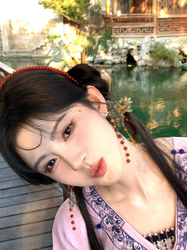 鞠婧祎少女感拉满。