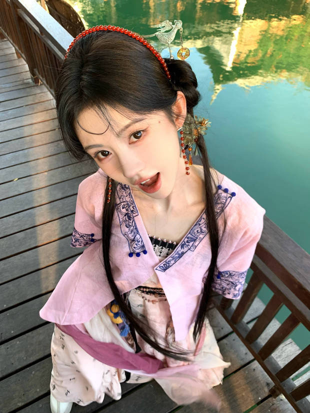 鞠婧祎表情可爱。