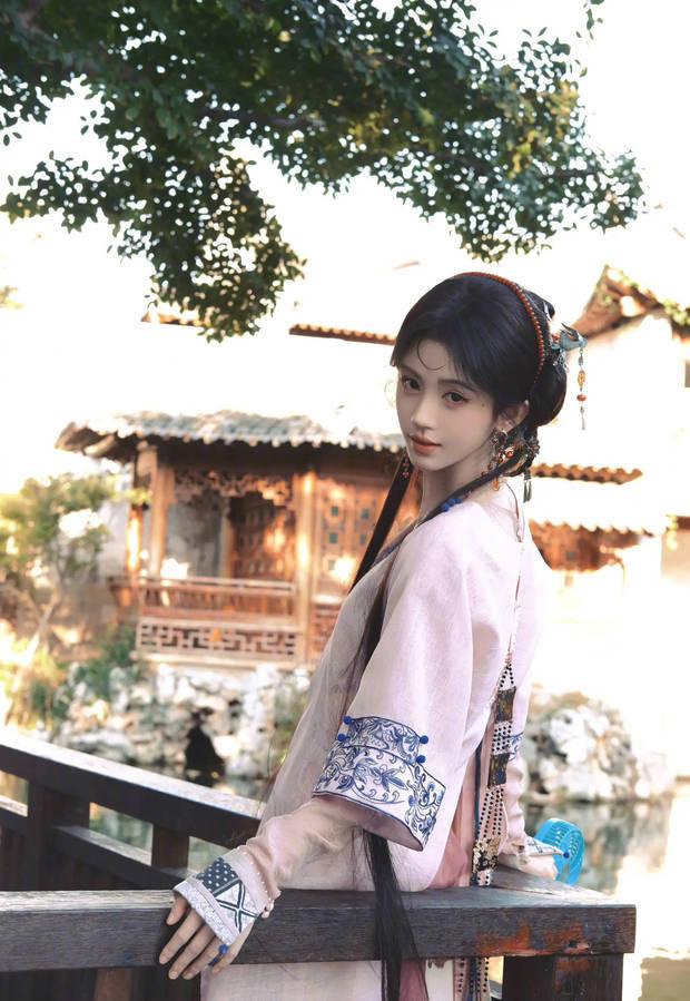 鞠婧祎随拍自然美好。