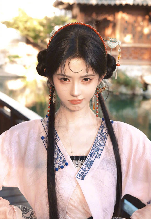 鞠婧祎娇憨可人。