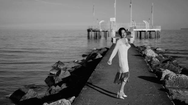 辛芷蕾回眸一笑,充满生命力。