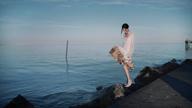 搜狐娱乐讯 9月7日,辛芷蕾穿白色上衣搭配金色短裙现身威尼斯电影节,照片里的她在海边拍照,气质沉静温柔。