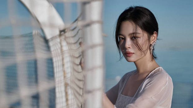 辛芷蕾眼神充满故事。