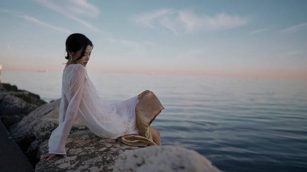 辛芷蕾宛如海边仙子。