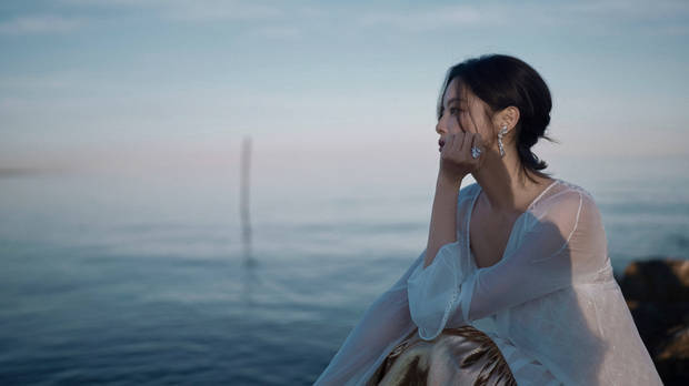 辛芷蕾托腮沉思。