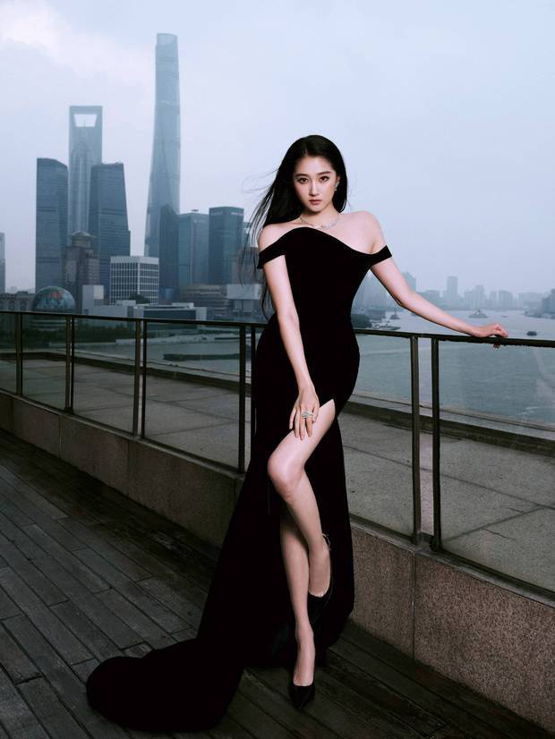 搜狐娱乐讯 14日,关晓彤参加活动的造型写真释出,她身穿黑色露肩礼裙秀纤细美腿,身材高挑,气质在线!