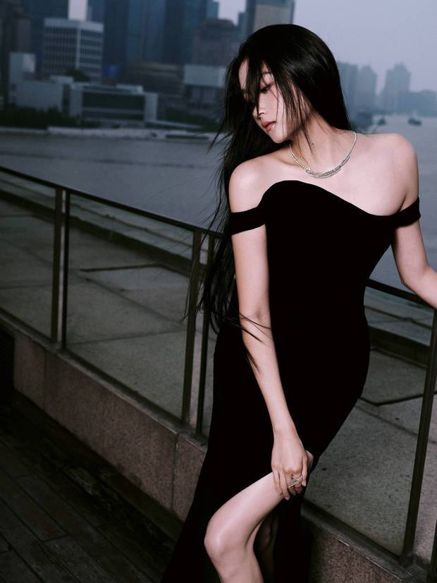 关晓彤身姿曼妙,曲线迷人。