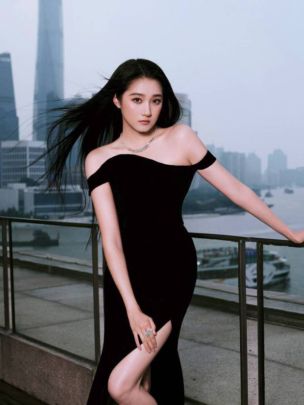 关晓彤一头秀发飞扬,魅力十足。