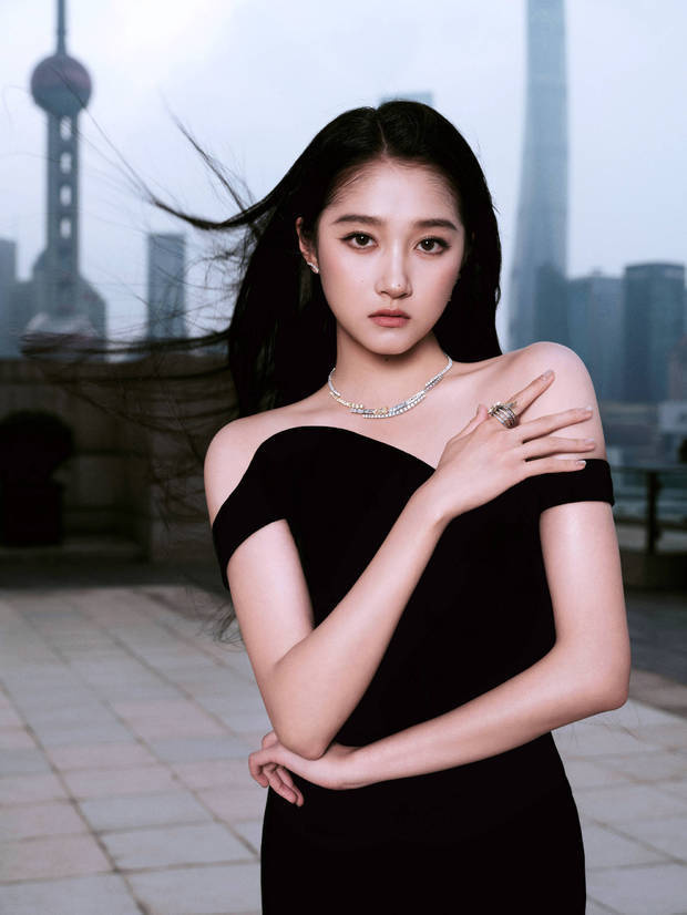 关晓彤眼神冷冽,像极了小说里的黑莲花女主。