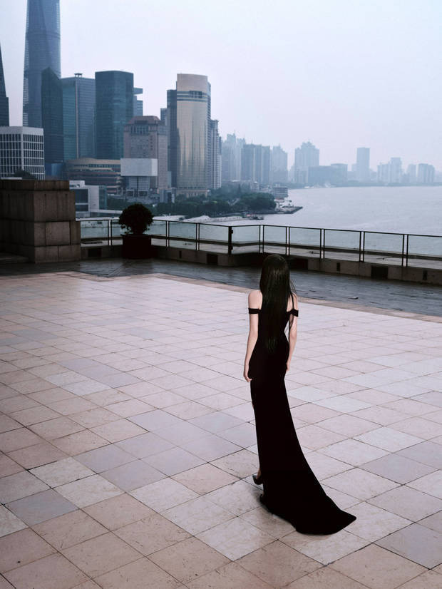 关晓彤一袭黑色露肩礼裙气质在线!