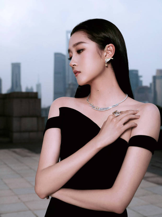 关晓彤侧颜精致,下颌线条清晰可见。