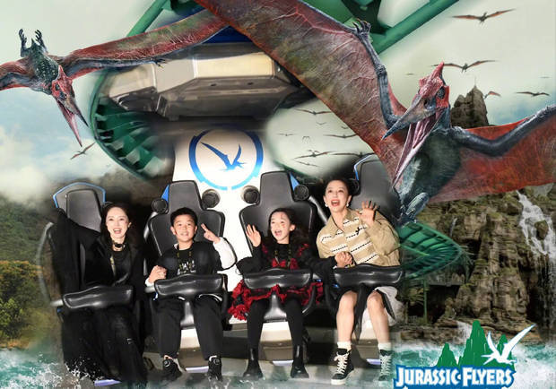 两家人一起在环球影城里玩游戏项目,超开心。