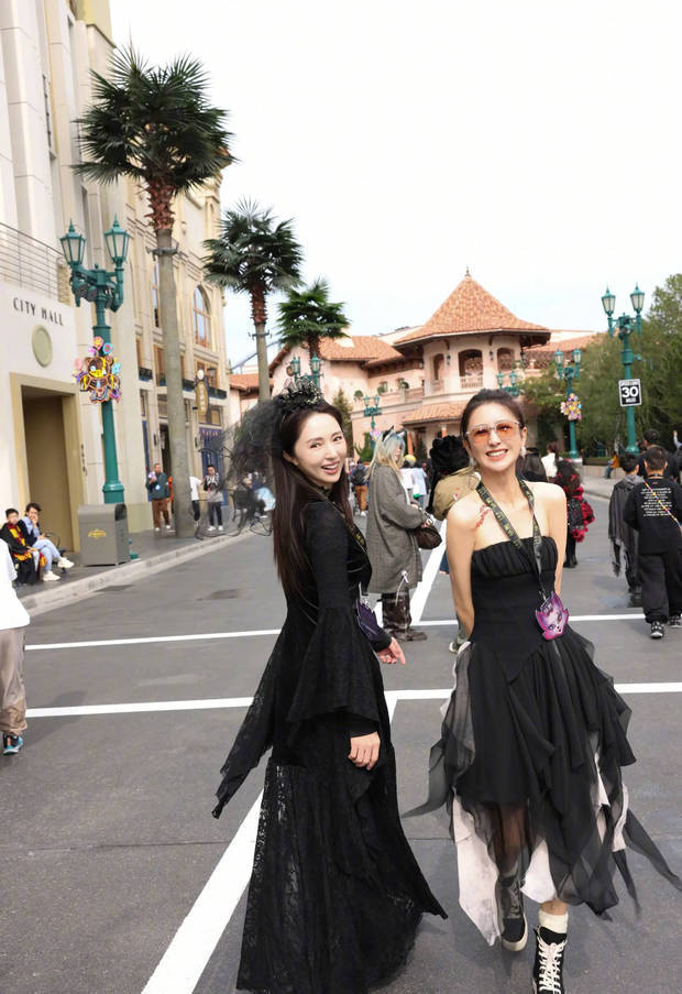 董璇与好姐妹佟丽娅一起在环球影城里拍美照,状态超好。