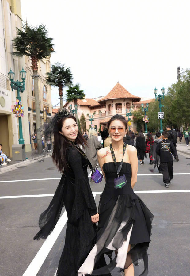 闺蜜俩绽放迷人笑容,美貌在线。