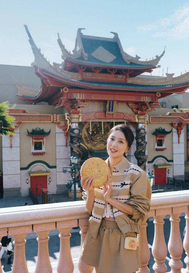 佟丽娅心情大好。