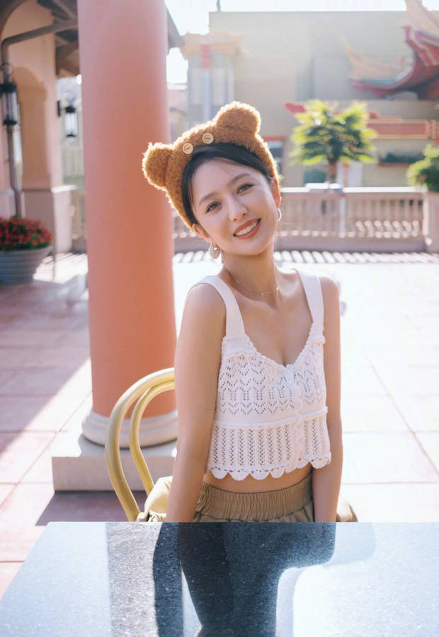 佟丽娅穿着白色小吊带清新迷人。