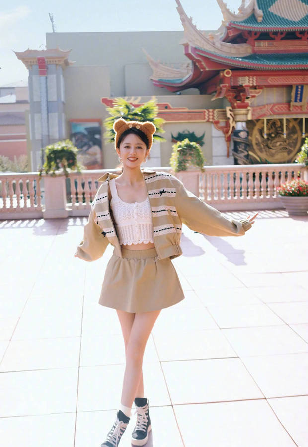 佟丽娅戴着小熊发箍可爱俏皮。