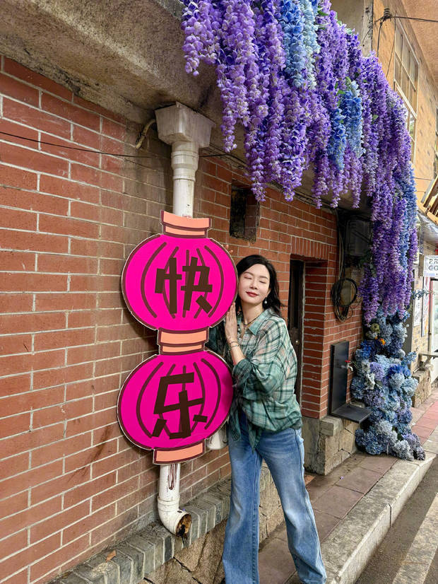 陈数面露温柔笑容,状态惬意舒适。